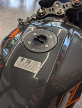 Load image into Gallery viewer, Keyless Gas Cap 990 RCR
