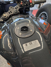 Load image into Gallery viewer, Keyless Gas Cap 990 RCR
